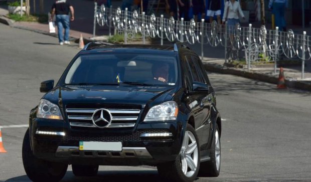 Ющенко на Mercedes нахабно порушив ПДР (ФОТО)