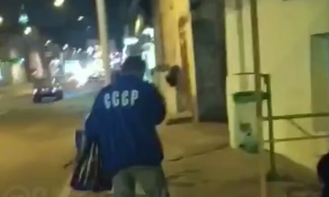 Чоловіку за напис "СРСР" бризнули балончиком в обличчя, кадр з відео