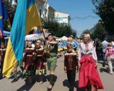 Пьяные жлобы избили парня и посрывали украинские флаги со стен кафе: видео