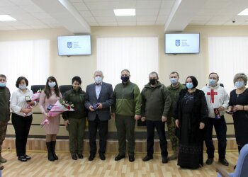 На Донбасі нагородила волонтерів за допомогу українським воїнам, фото: штаб ООС