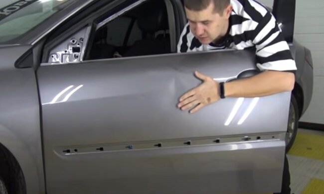 Как убрать вмятину на авто. Фото: скрин youtube