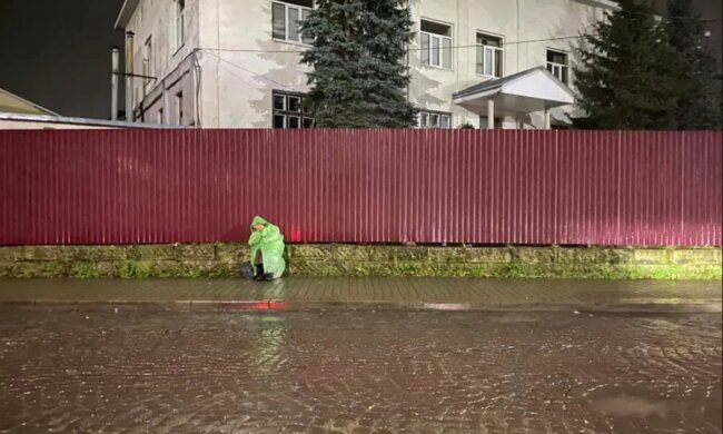 На Закарпатье пенсионерка годами живет на улице, невозможно помочь: "Сама выбрала"