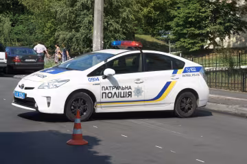 У Києві Mazda "посадила" на капот двох велосипедистів: життя підлітків висить на волоску, моторошні фото