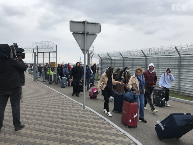 Евакуйовані з В'єтнаму українці відмовляються від ізоляції і намагаються вирватись з аеропорту силою