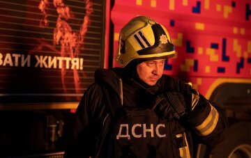 Наслідки ворожої атаки на Київ: пошкоджена багатоповерхівка та згорілі авто