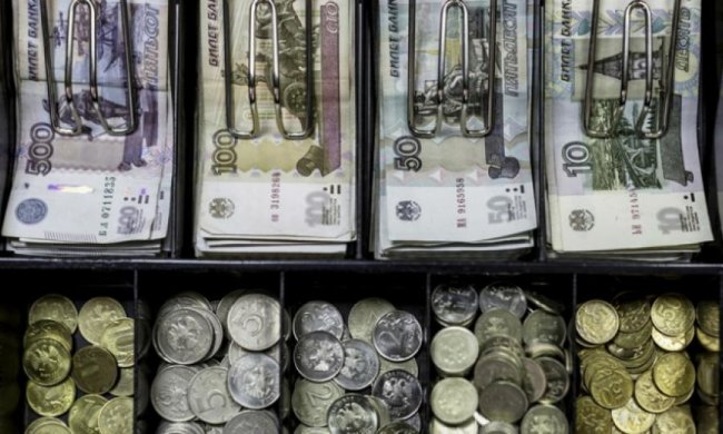 Рубль продолжает бить антирекорды: евро уже по 77