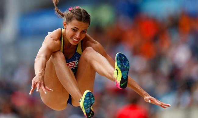 Українська легкоатлетка роздяглася і вийшла до басейну: фото