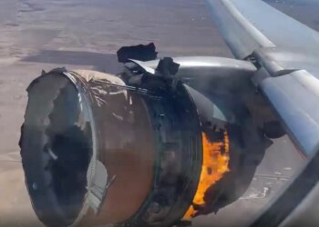 Двигатель Boeing 777 загорелся в небе, фото: BBC