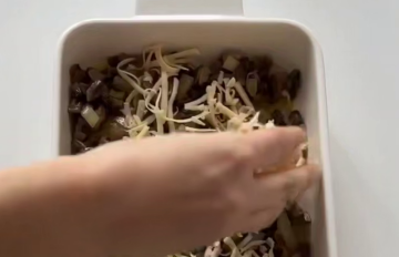 Запіканка з куркою та грибами, кадр з відео