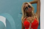 Скандальна модель похизувалася засмаглим тілом