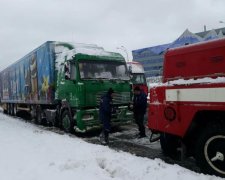 Стихія взяла у "сніговий полон" понад 200 машин: рух повністю паралізовано, працюють БТРи