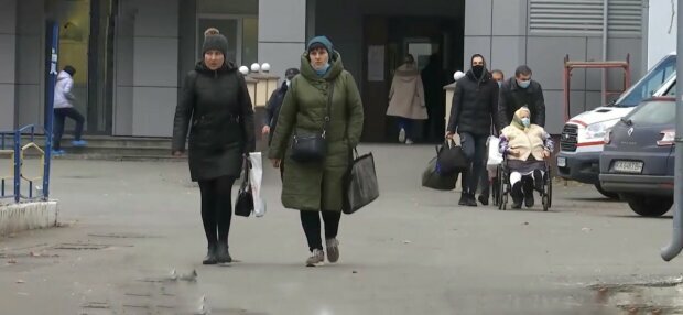 На Буковине неадекват набросился на женщину прямо на улице, бил нещадно: "Мама больше не помнит..."