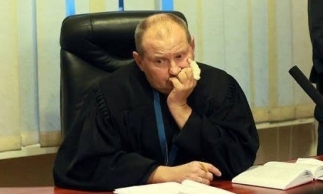 Судья-баночник срочно убежал в отпуск