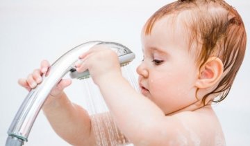 Чи потрібно часто купати дитину