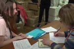 Видача гуманітарної допомоги. Фото: скрін youtube