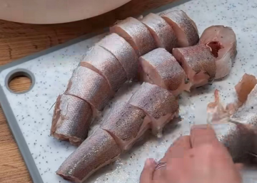 Хек  під соусом на овочевій подушці: фото скрін рецепту