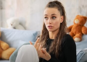Ксения Мишина на интервью у Славы Демина, скриншот: YouTube