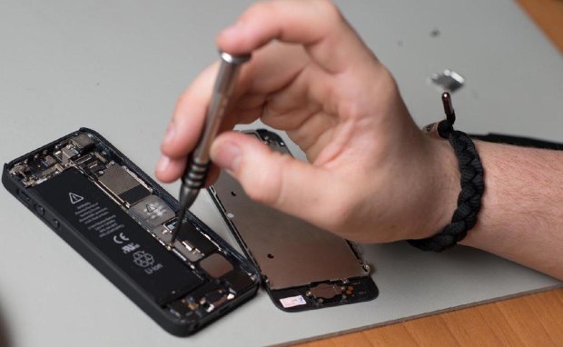 Apple позволит ремонтировать iPhone местных сервисных центрах