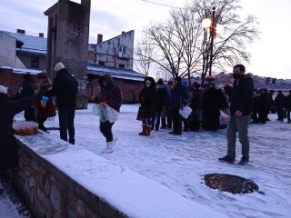 Волонтеры помогают нуждающимся, фото: Facebook БО ДІМ