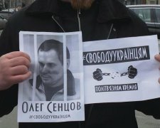 Чекали кілька років: родичі полонених уперше зустрілися з Порошенком
