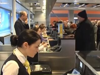 Перевіра віз на в'їзд. Фото: скриншот Youtube
