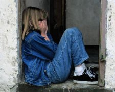 Гірше за звіра: збоченець поглумився над матір'ю з дитиною прямо в їхньому будинку