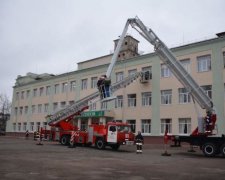 Сотні дітей намагаються врятувати із "газової камери" у школі: подробиці