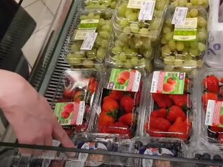 Ціни на полуницю. Фото: скрін youtube