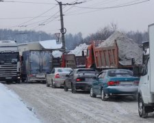 Стоит намертво: транспортный ад в Киеве попал на камеру