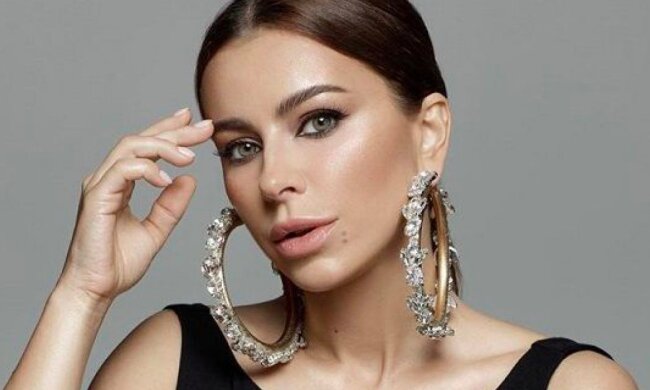 Лорак в мини-платье разочаровала фигурой: трещит по швам