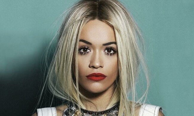 Відома співачка приголомшила голими грудьми