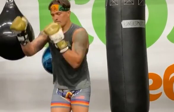 Олександр Усик повиляв задом перед боєм з Дереком Чісорою: "З нетерпінням чекаємо..."