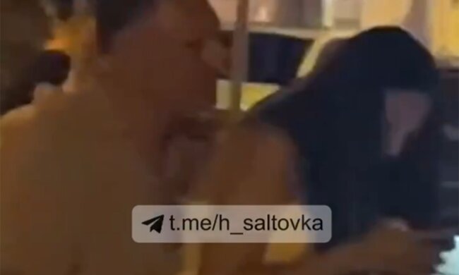 У Харкові підлітки влаштували розбірки з чоловіками, які чіплялися до неповнолітньої: мацали не соромлячись перехожих