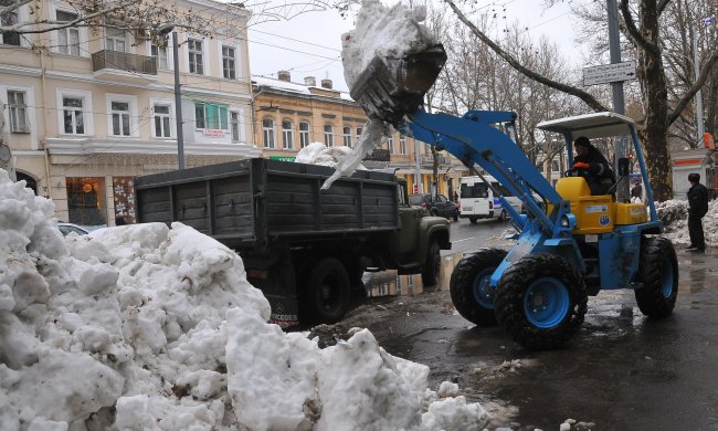 Беззахисний одеський пляж став жертвою очманілого бульдозера: громив все на своєму шляху, мало не вбив активіста