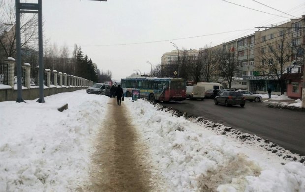 Скотився на 5 машин: несподіваний сніг у Києві спровокував найабсурднішу аварію