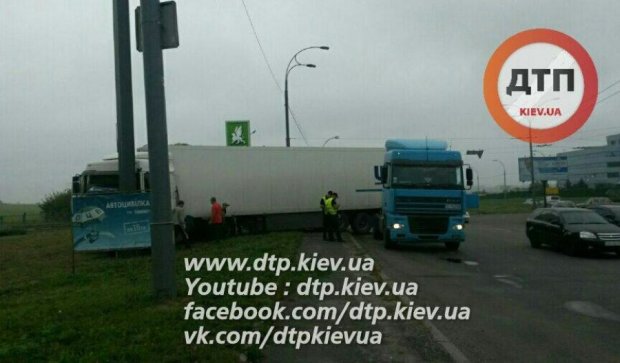 Тролейбус винен: фура "обняла" київський стовп (ФОТО)