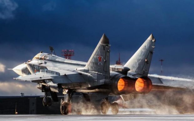Российский военный самолет уничтожено огнем: видео