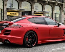 У Києві викинули Porsche Panamera на єврономерах: поки пенсіонери голодують