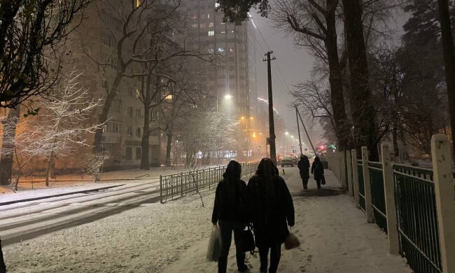 Люди на вулиці, фото: Знай.ua