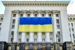Над Адміністрацією президента розвивається величезний український прапор (фото)