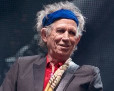 Гітарист The Rolling Stones дозволив понюхати свій прах