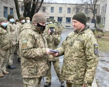 Командование ООС наградило знаками отличия военных медиков: спасли не одну сотню жизней