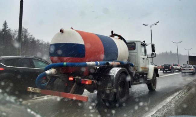 Росіяни пофарбували асенізатор в кольори прапора (фото)