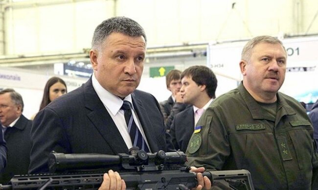 Аваков не вважає за потрібне виправдовуватися за "подаровану" зброю