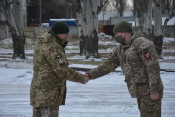Храбрым украинским воинам вручили знаки отличия командования ООС, фото: штаб ООС