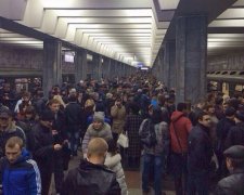 В харьковском метро пассажир пытался выйти из вагона на ходу (фото)