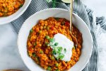Рецепт тушкованої курки з кіноа та бобами