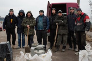 На Харківщині чоловіки вийшли ремонтувати дорогу самотужки (фото)