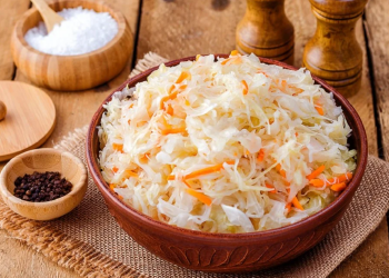 Квашена капуста в тарілці. Фото: Pinterest