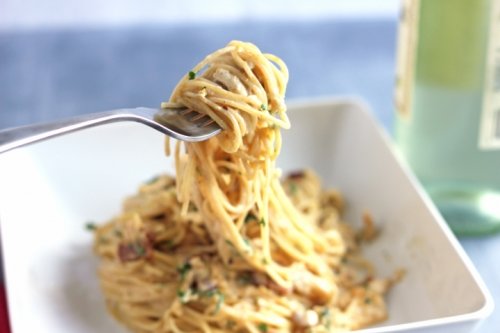 Перенеситесь в Италию с рецептом спагетти карбонара с курицей
